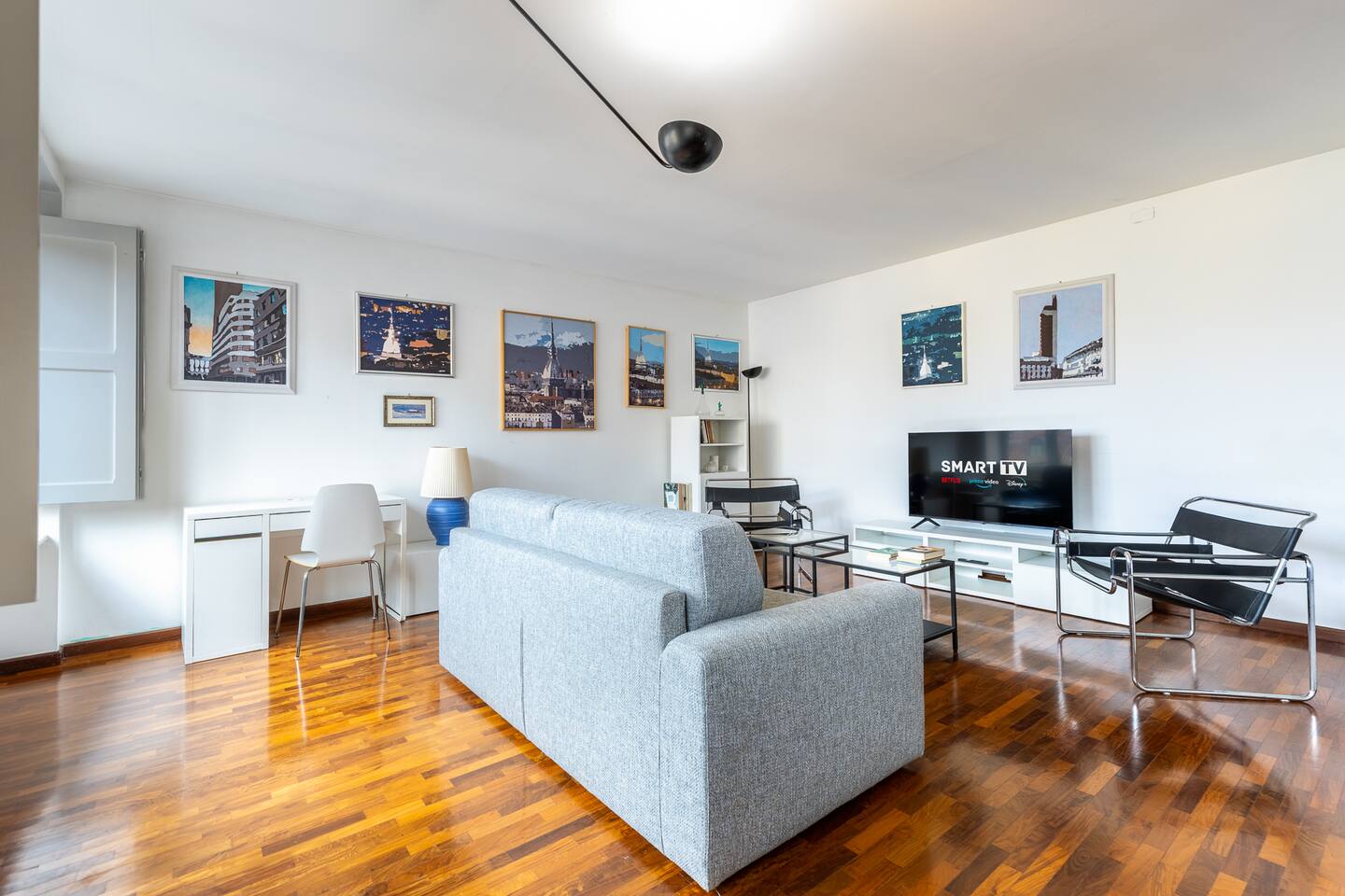 Luminoso Salotto con divano letto e TV Smart (Netflix, Youtube, Prime Video...)