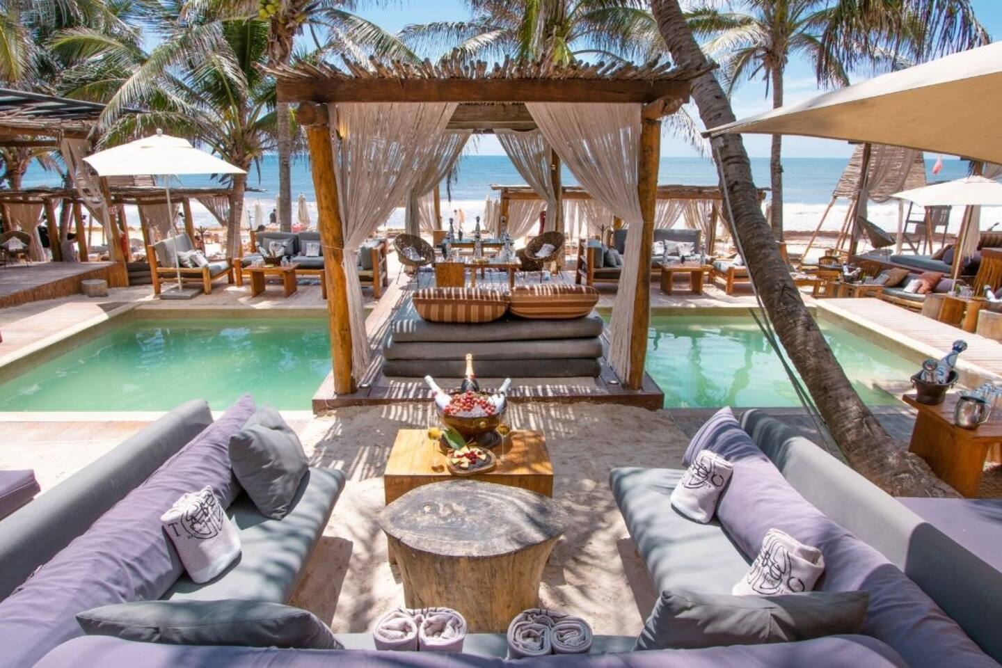 ¡Sumérgete en el paraíso frente al mar en Tulum! Disfruta de reconocidos clubes de playa como Taboo Beach Club, donde arena impecable, aguas cristalinas y un ambiente vibrante te esperan a solo unos minutos para un día de playa perfecto.