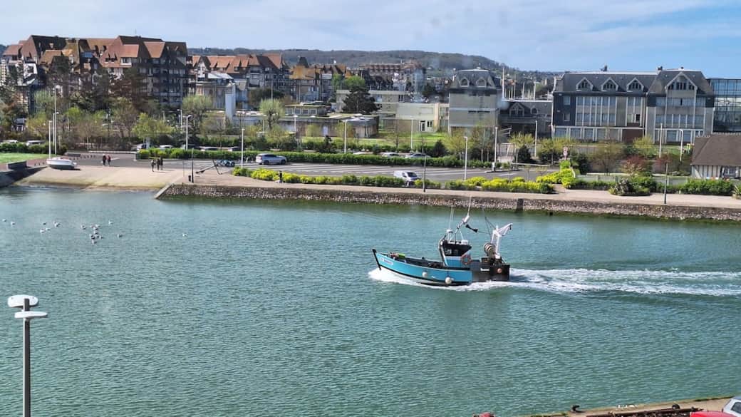 Vue depuis le salon. Retour d'un bateau de pêche.