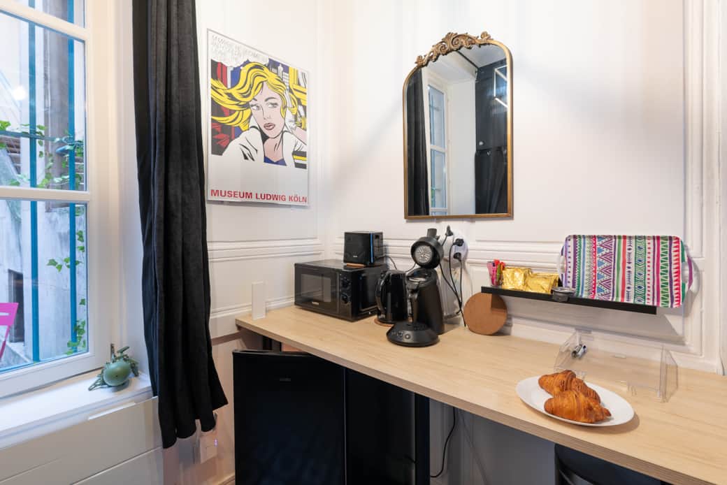 La cuisine, le micro-onde, la machine à café