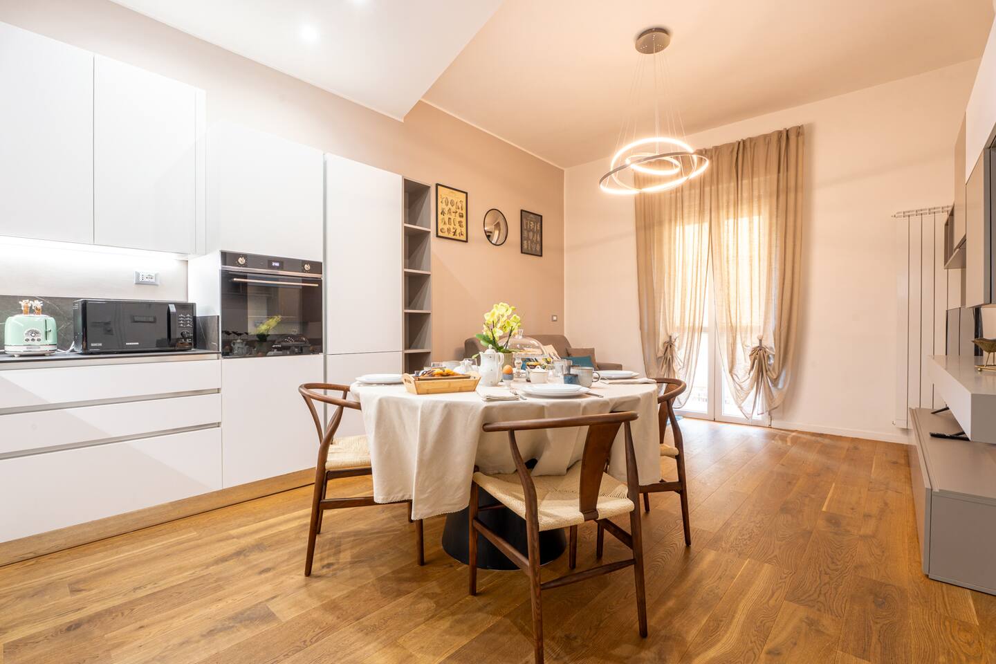 Tavolo rotondo capace di ospitare da 4 a 6 persone, ideale per cene con amici e familiari.