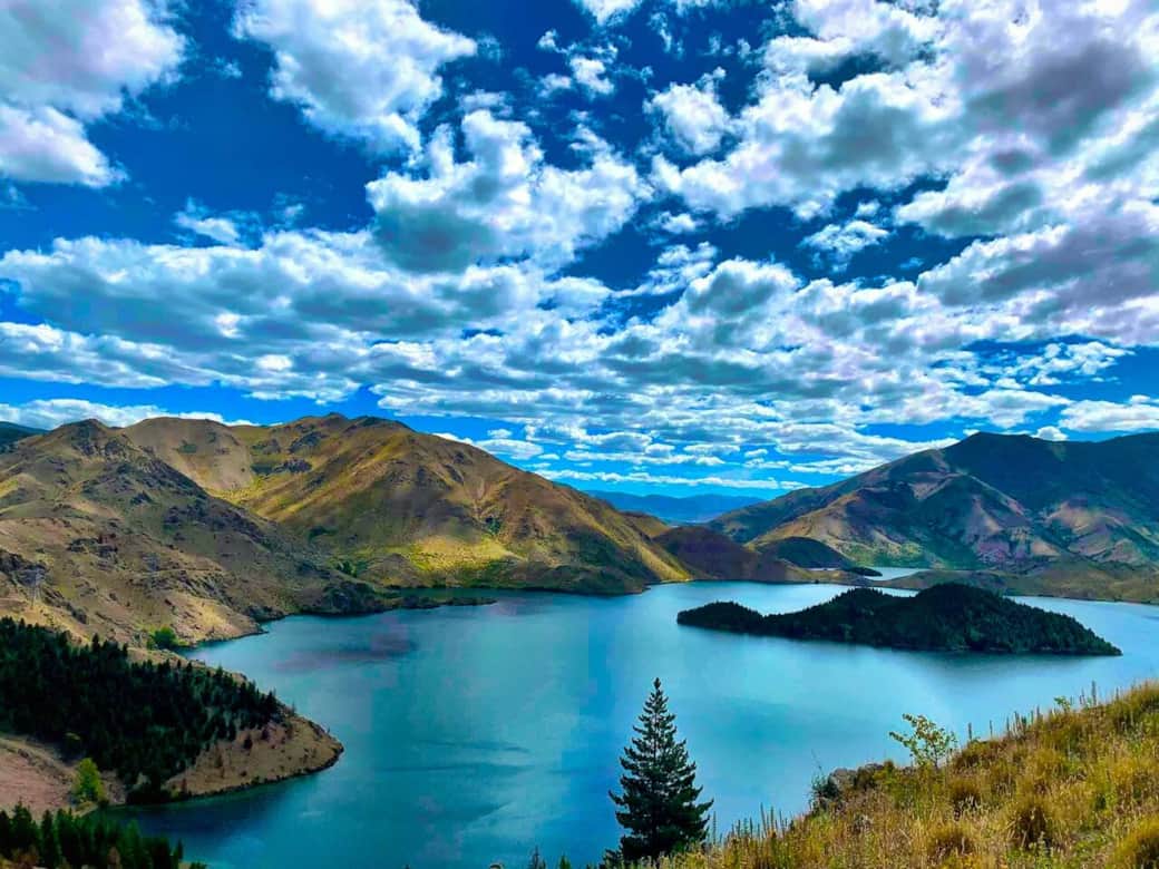 Just a 15-minute drive from No3 on Fraser, Ohau C is a popular camping and fishing spot on the edge of Lake Benmore — perfect for boating, trout, and salmon adventures ☀️

— The lake has an area of about 75 km² and a shoreline 116km long. ️