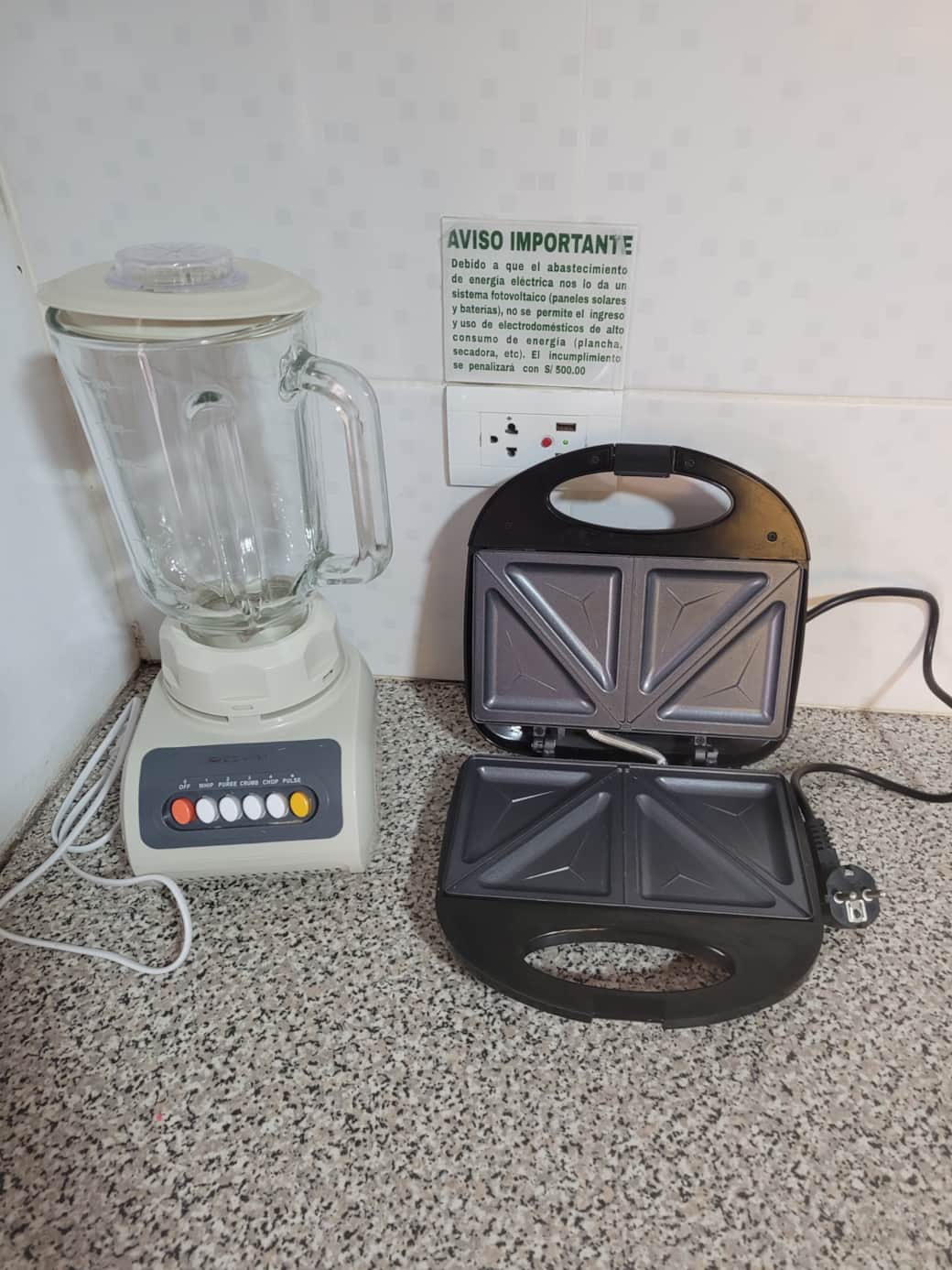 Cocina equipada con licuadora y sanguchera