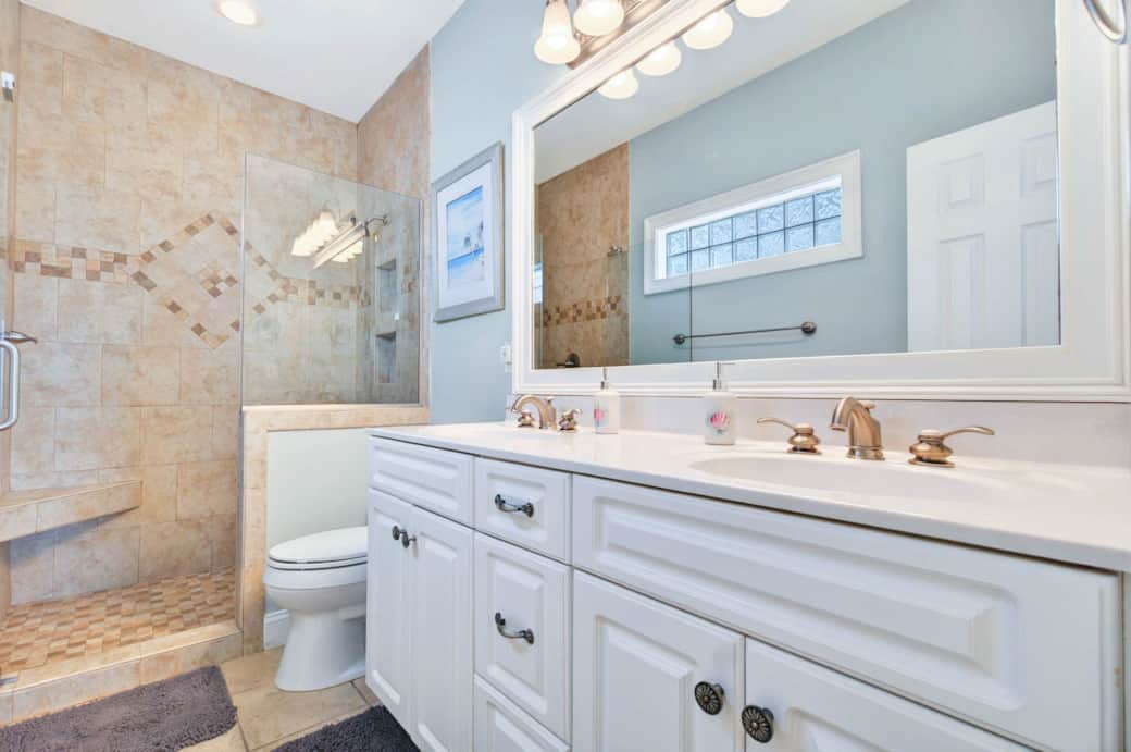 Primary bedroom en suite bathroom