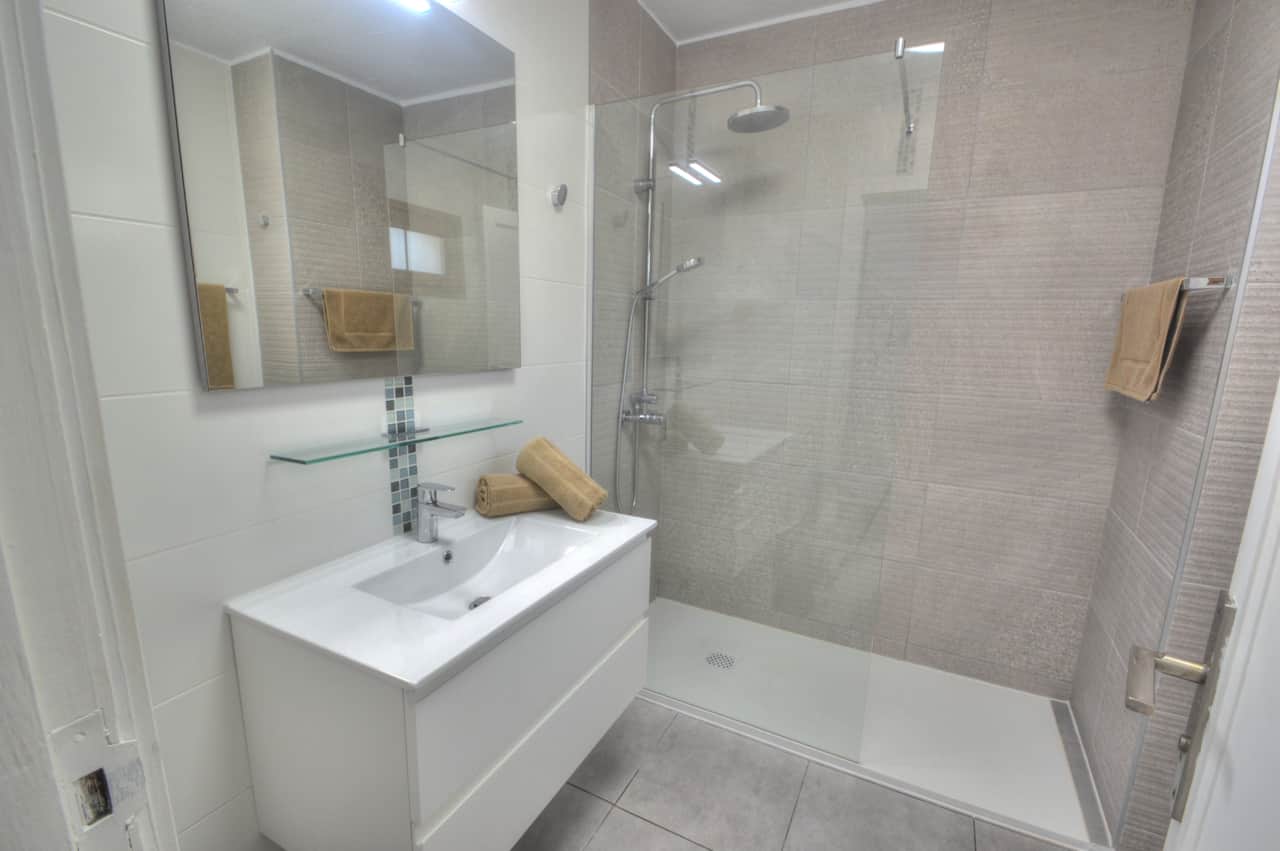 Baño con ducha a ras de suelo
