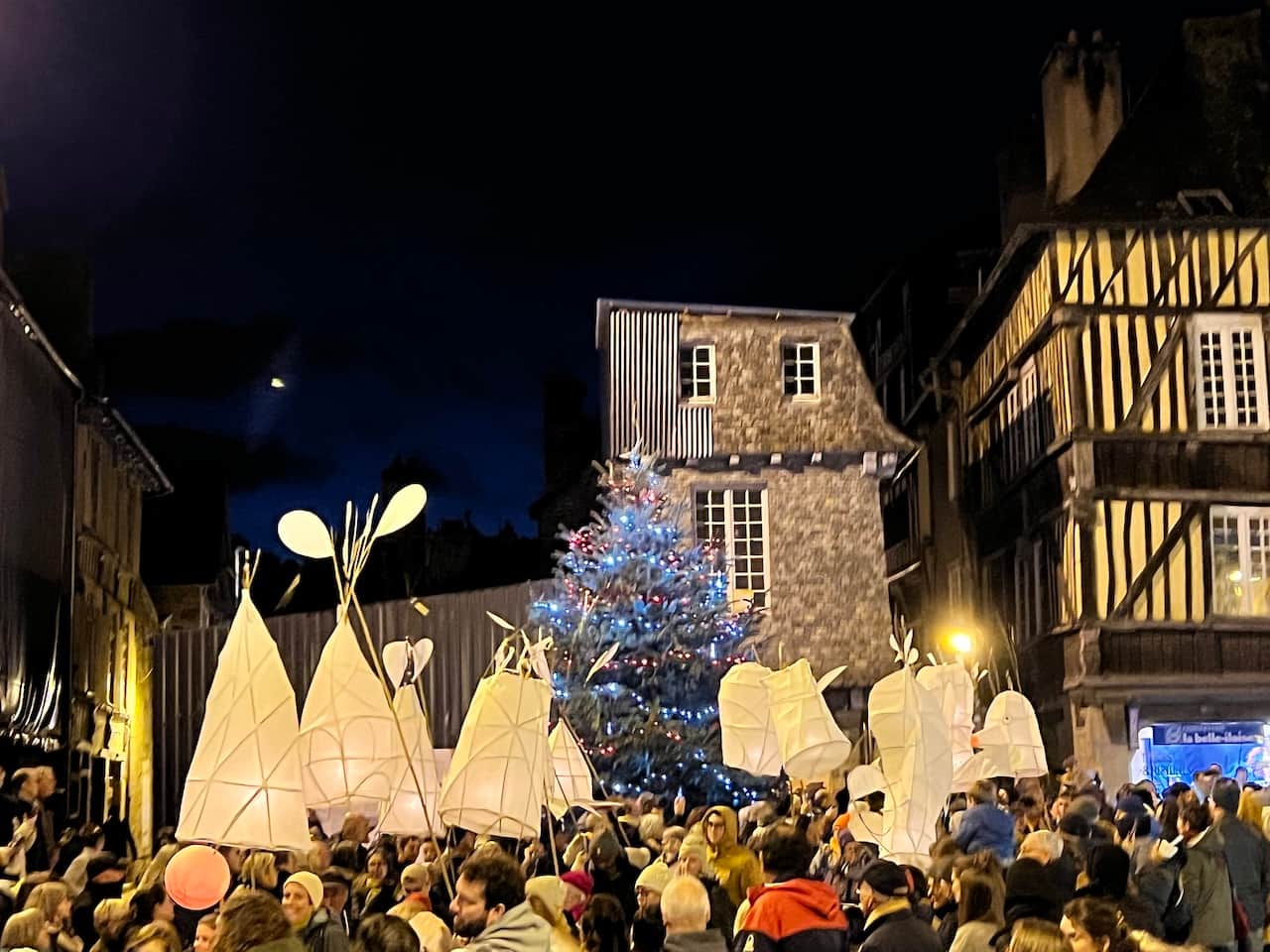 PARADE DES LANTERNES LUMINEUSES