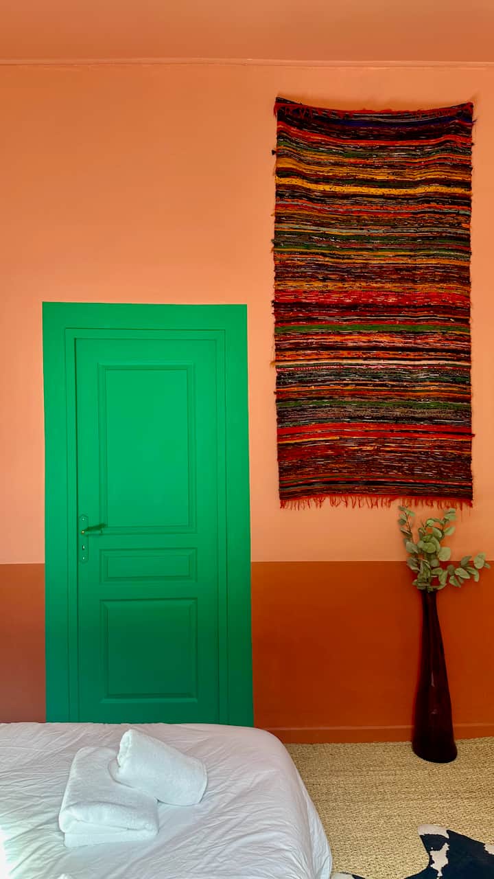 La porte verte de la salle de bain