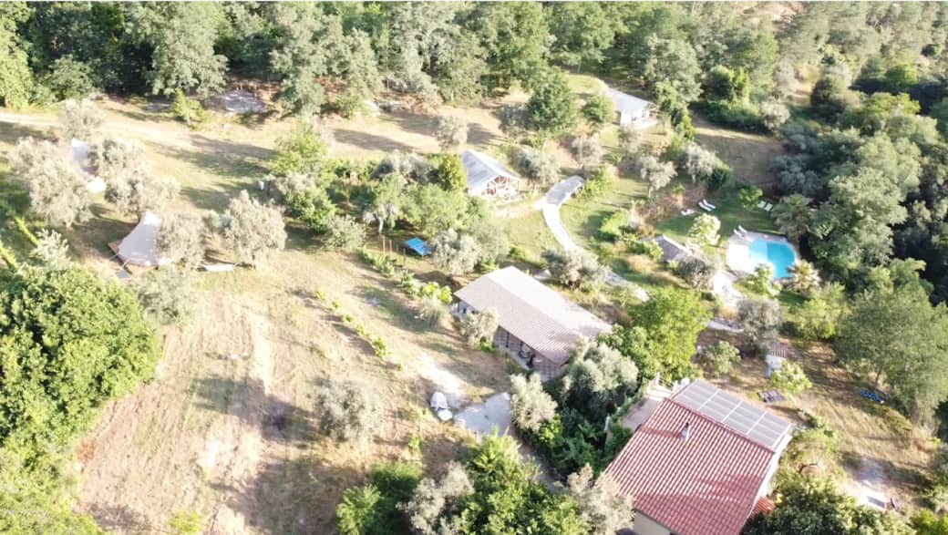 Drone foto Ed glamping en zwembad