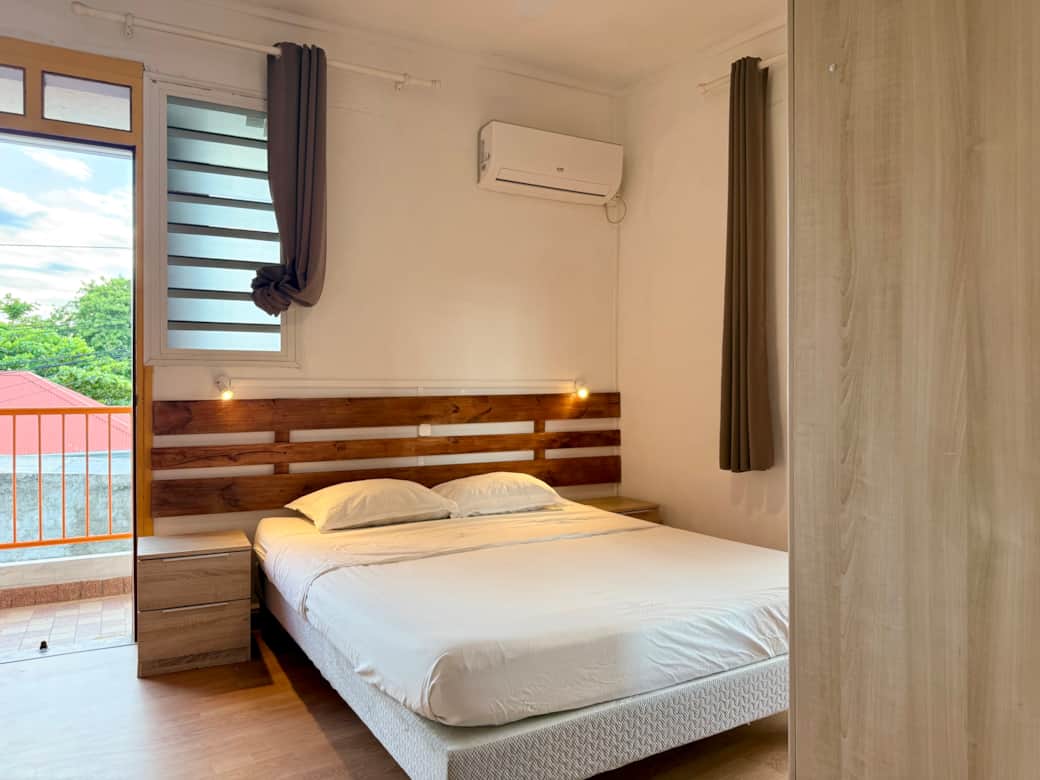Chambre lumineuse et climatisée avec un grand lit Queen Size Chambre lumineuse et climatisée avec un grand lit Queen Size