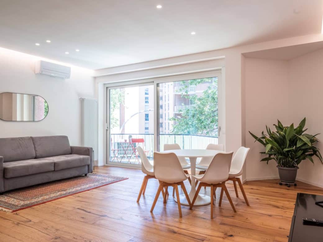 Soggiorno, dining area e balcone