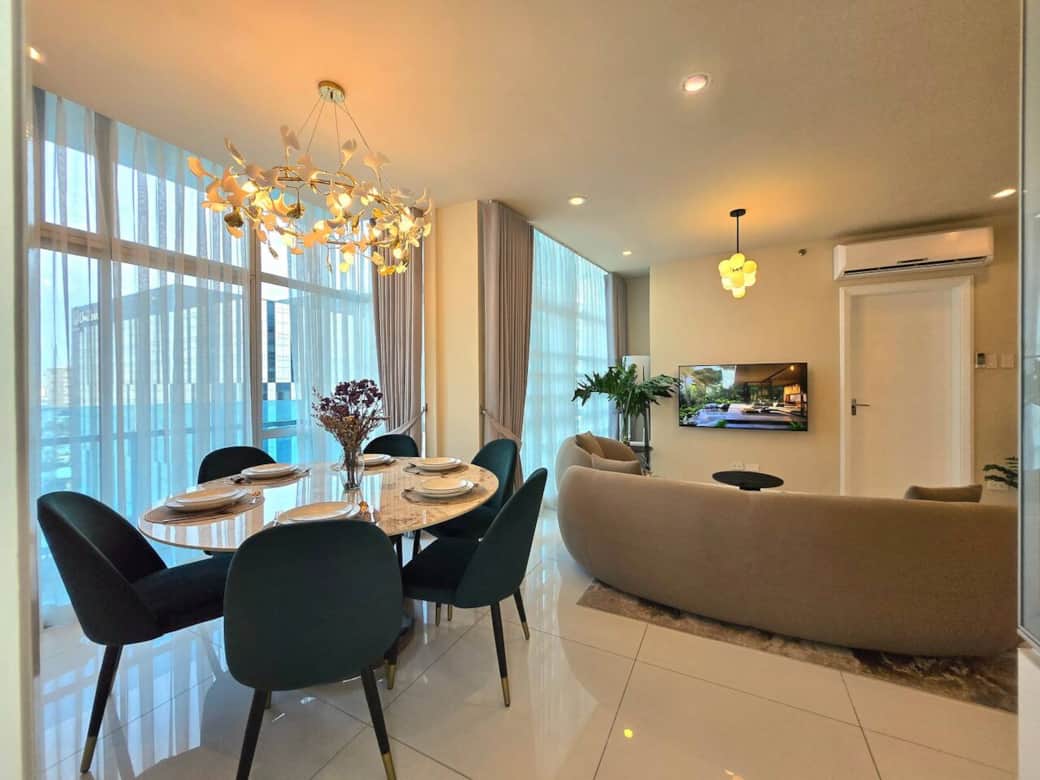 This round dining table, designed to accommodate six people, comes with a full set of dining ware, perfect for creating a welcoming atmosphere for meals shared with loved ones. This round dining table, designed to accommodate six people, comes with a full set of dining ware, perfect for creating a welcoming atmosphere for meals shared with loved ones.