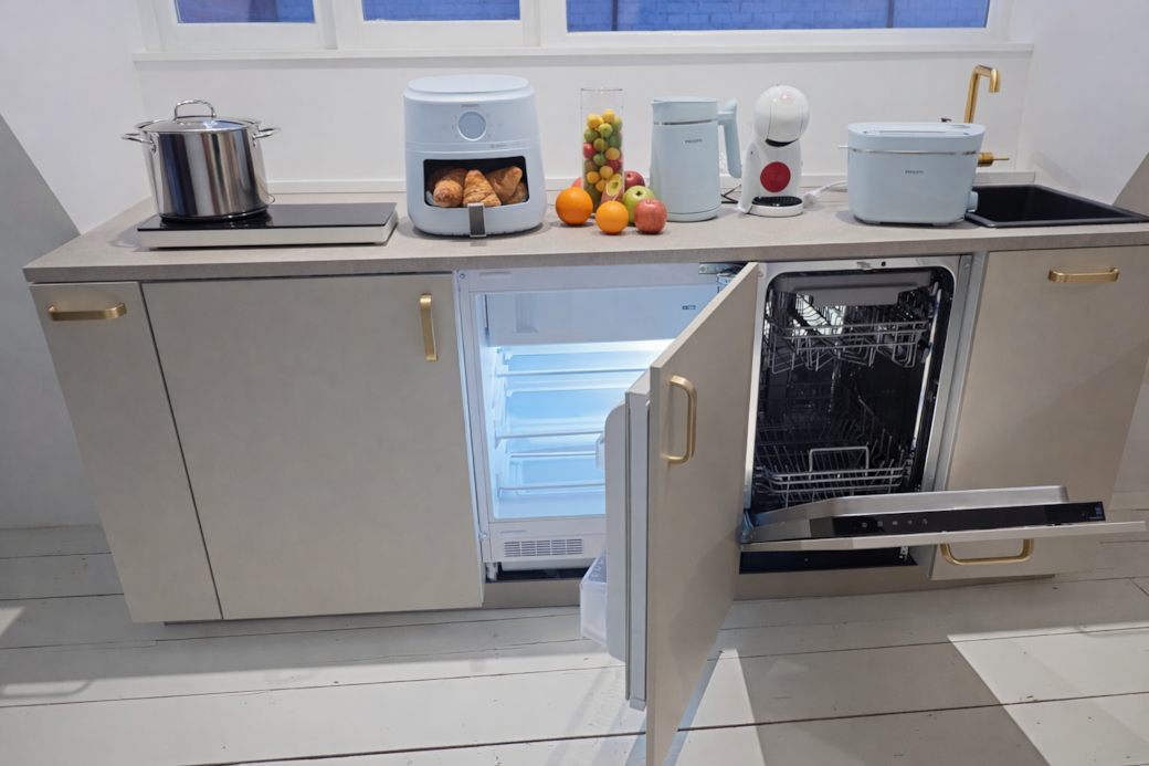 Complete keuken met veel apparaten 