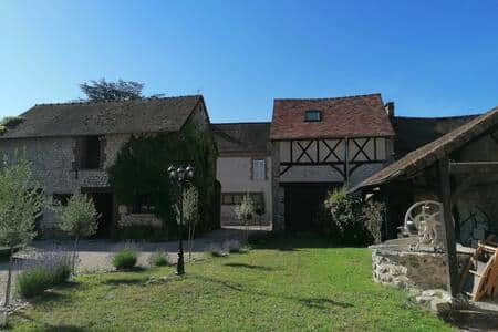 La cour avant depuis la terrasse