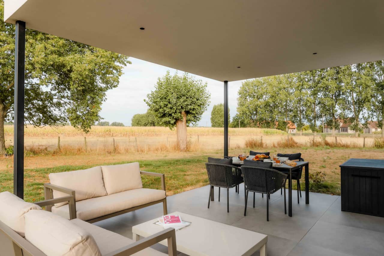 Terras met eettafel en loungeset