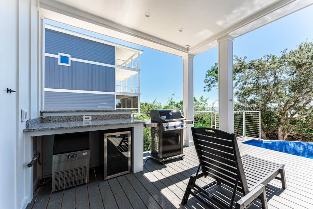 Ice maker, drink fridge and grill on pool deck 