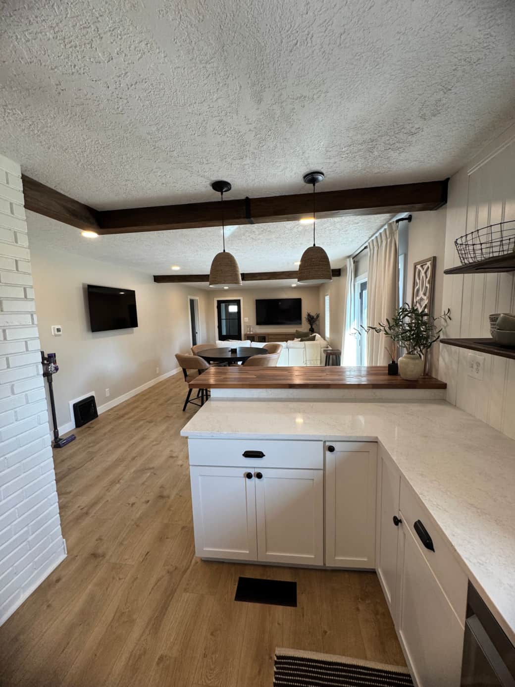 Plenty of kitchen counter space. Plenty of kitchen counter space.