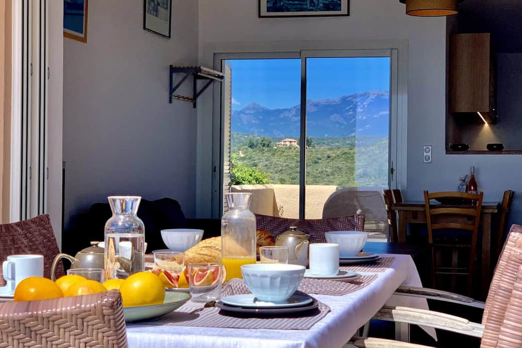 La terrasse, le salon et la vue sur la montagne.