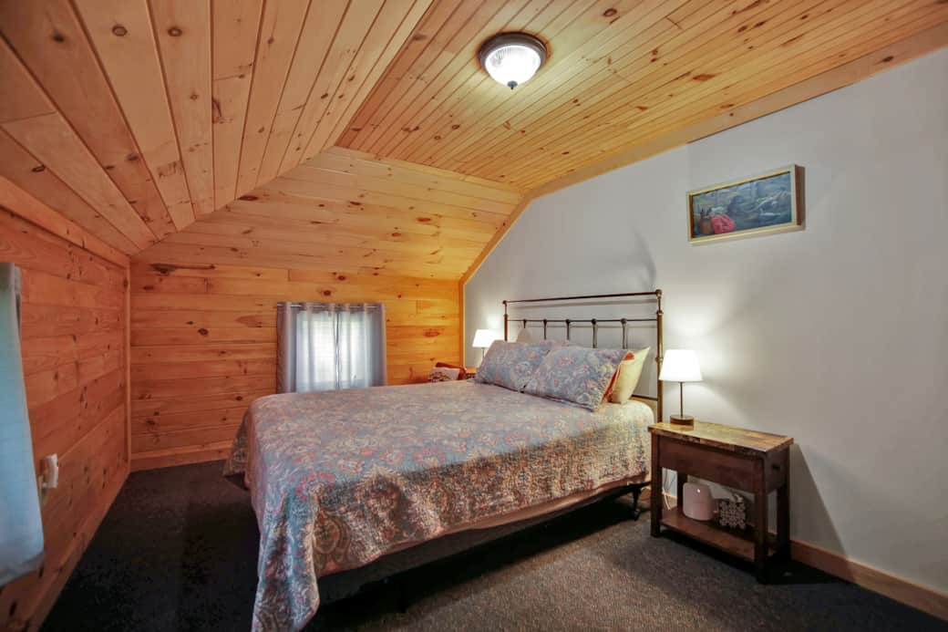 bedroom 2, Queen bed