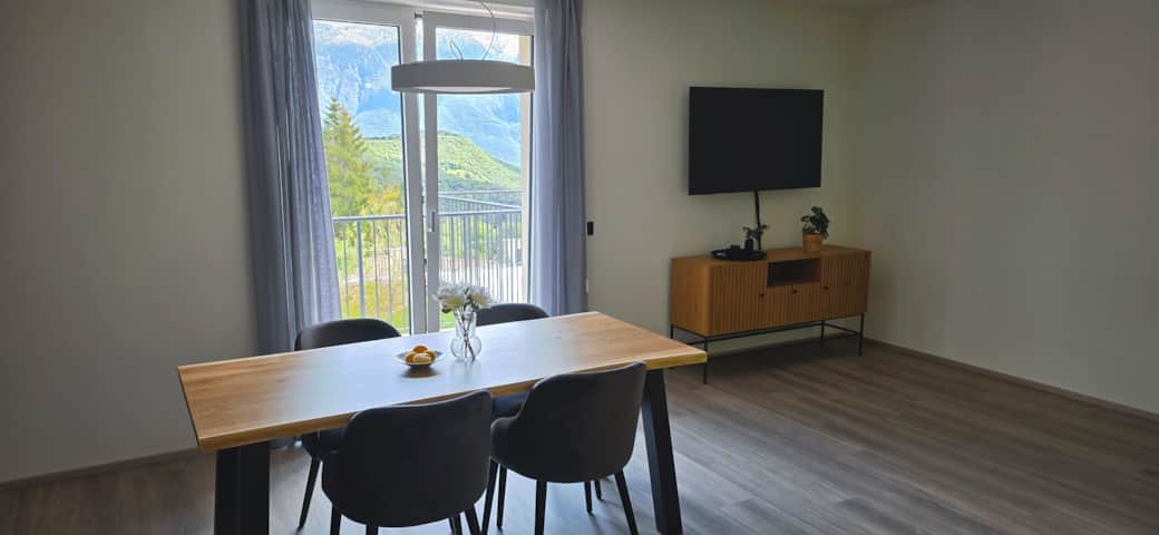 Limone 02 Wohnzimmer Esstisch Bergblick Limone 02 Wohnzimmer Esstisch Bergblick