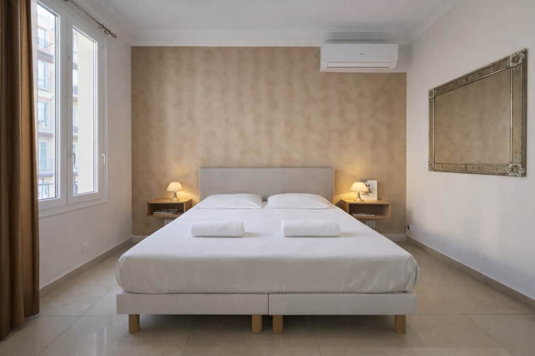 Chambre principale calme avec grand lit double confortable, linge de lit hôtelier, TV écran plat et espace bureau, parfaite pour se reposer après une journée sur la Côte d’Azur. Chambre principale calme avec grand lit double confortable, linge de lit hôtelier, TV écran plat et espace bureau, parfaite pour se reposer après une journée sur la Côte d’Azur.