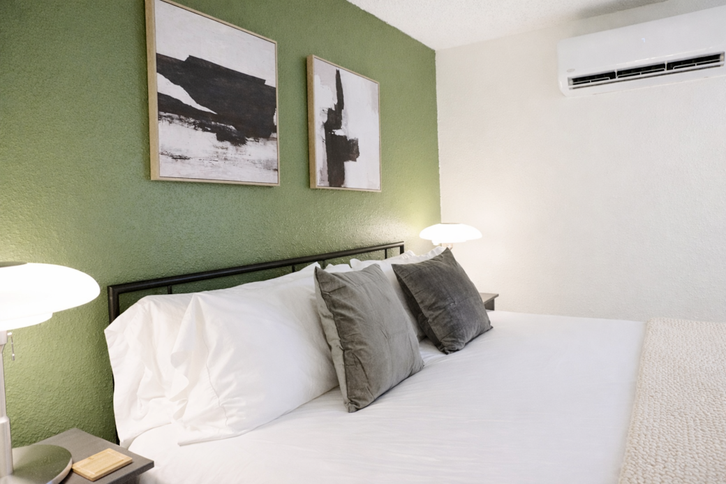 Clean, cozy king bed Clean, cozy king bed