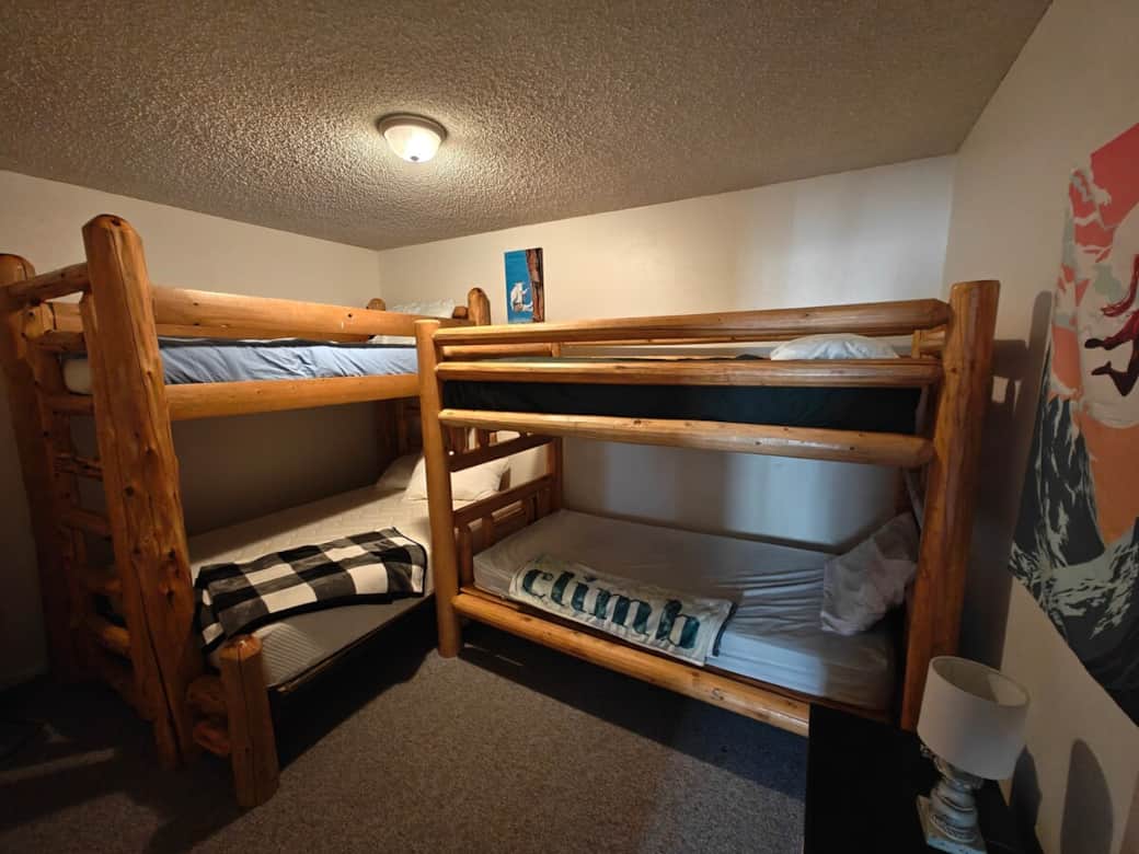 Room with bunk beds (includes 1 Full size bed and 3 Twin size beds) // Rock climbing room