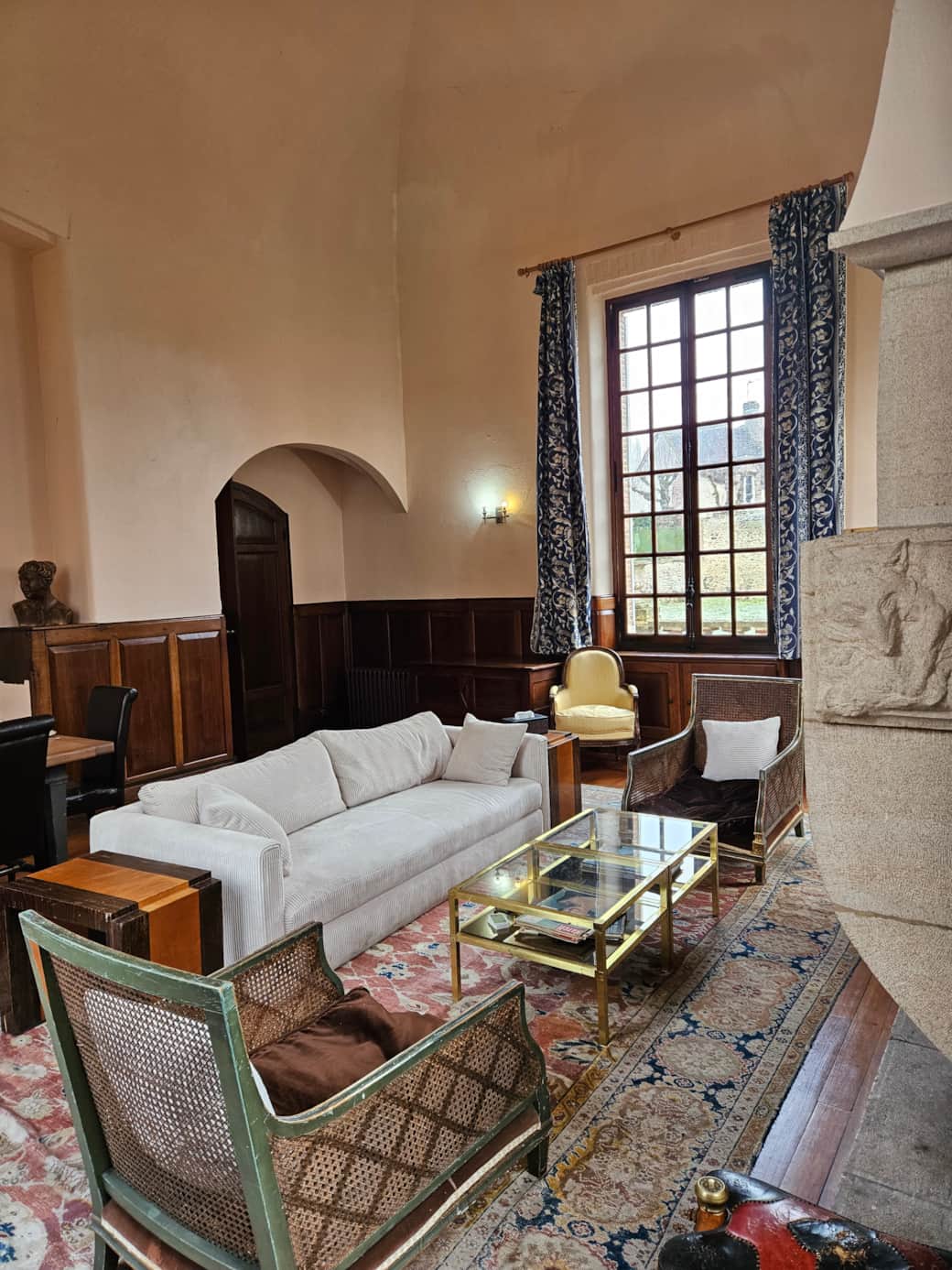 salon avec cheminée