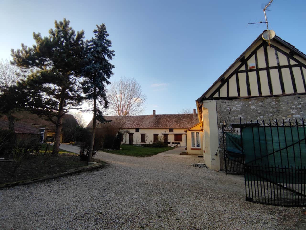 Longère normande rénovée, gîte Panilleuse Vexin, façade pierre