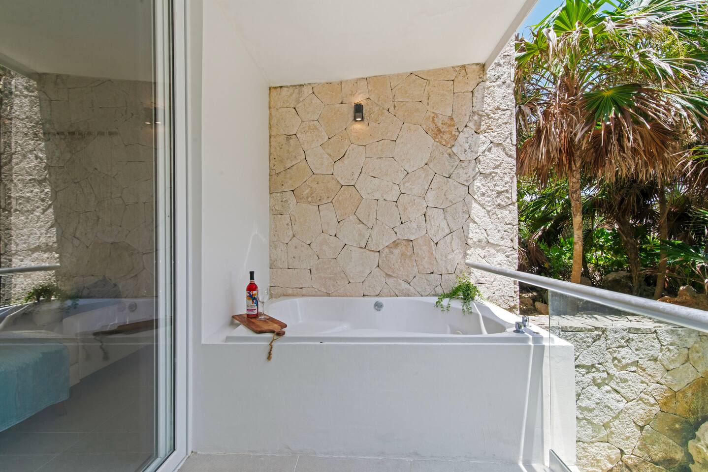 Relájese en su jacuzzi privado en el balcón mientras disfruta de las vistas al Mar Caribe y al jardín.