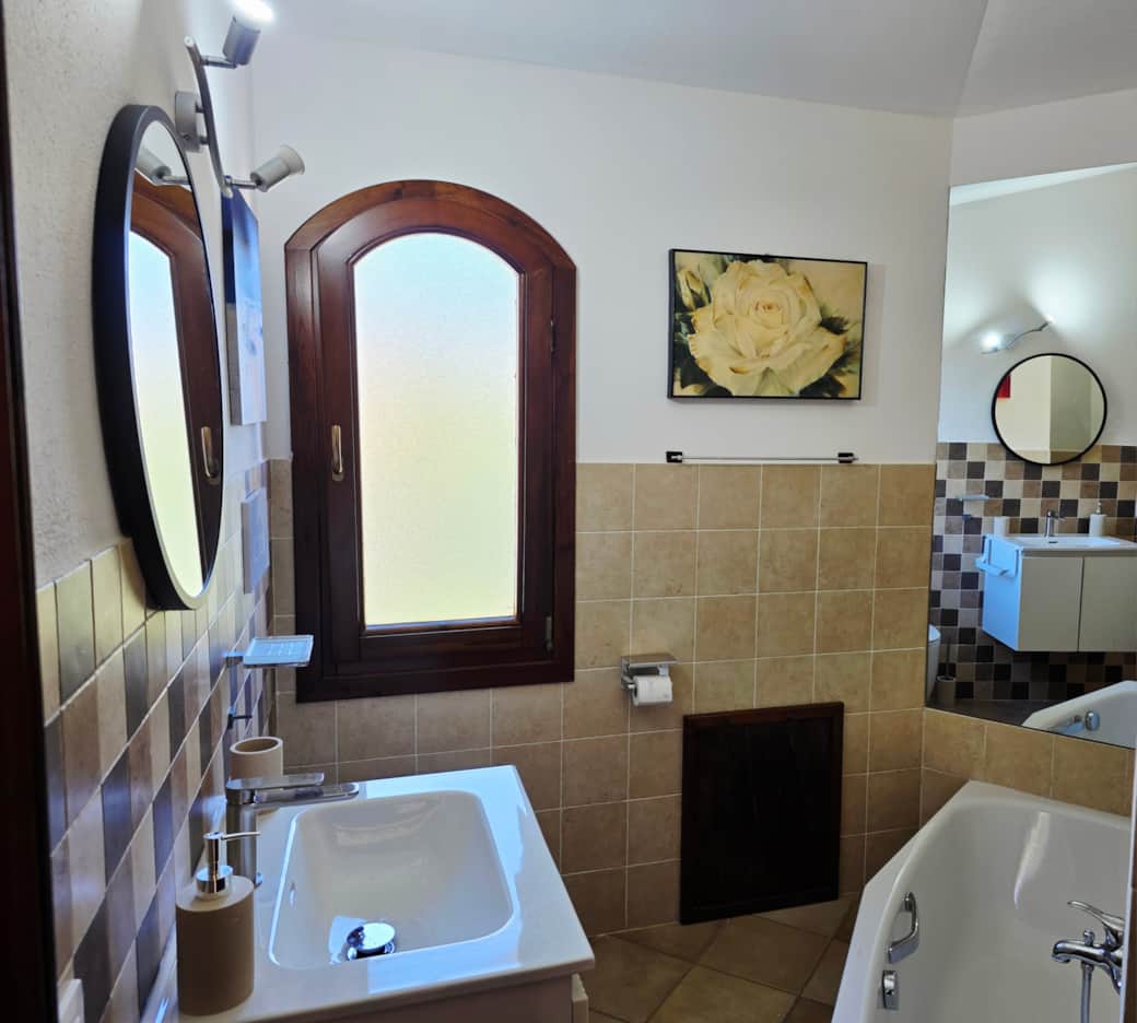 Bagno al piano superiore, moderno e con vasca da bagno