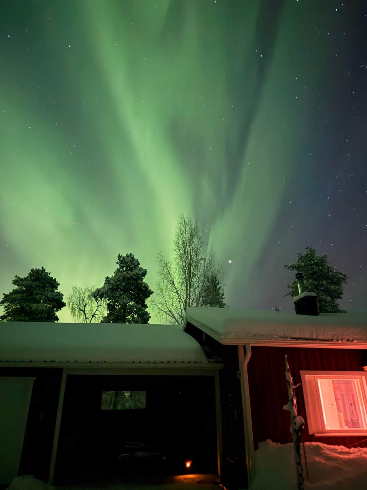 Nordlichter über der Lodge