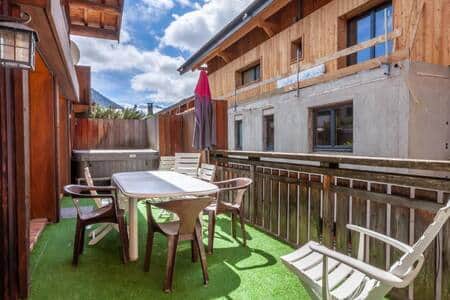 Balcon avec coin repas et jacuzzi