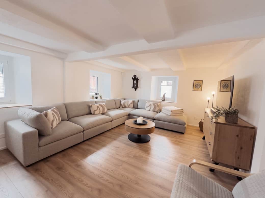 Weitläufige Sofalandschaft – ideal für Familienmomente & gemütliche Abende