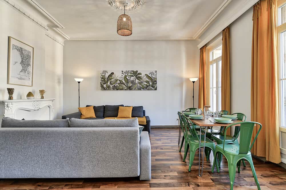 Grand salon avec une grande table à manger