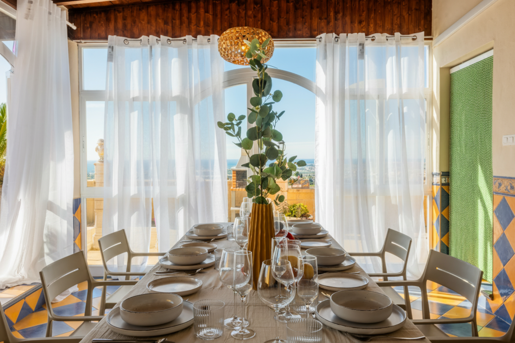 Firefly_Gemini Flash_Eliminar la planta junto a la cortina 42948