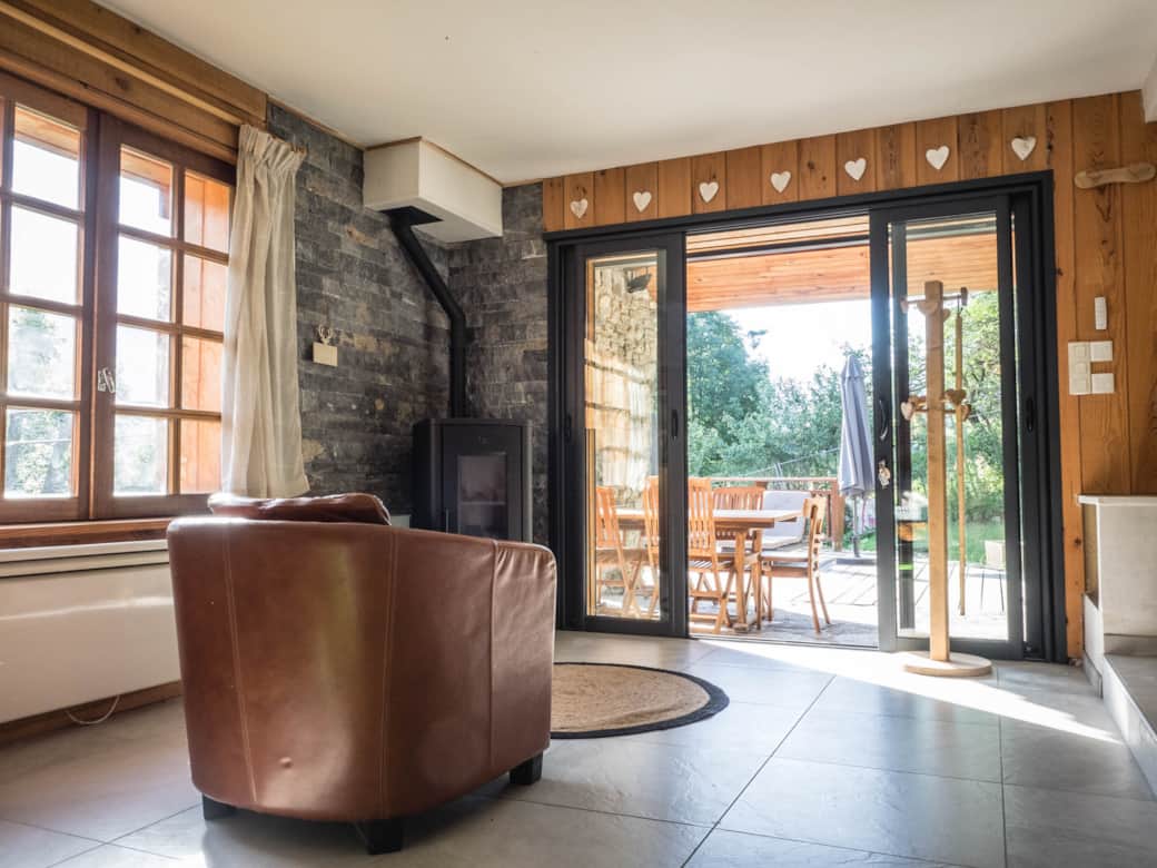 Woonkamer met uitzicht op het terras in de zomer