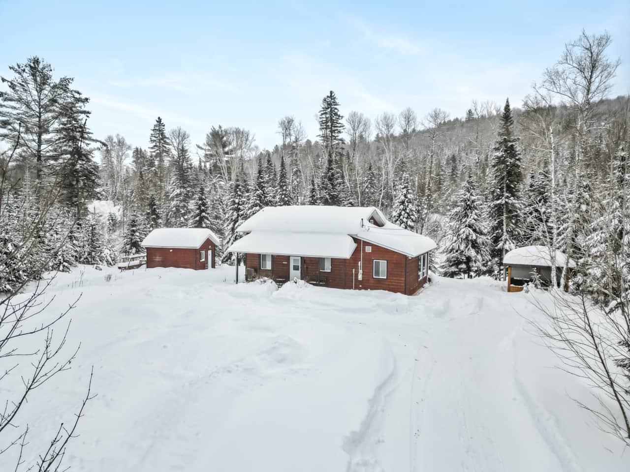 Chalet en hiver sous la neige