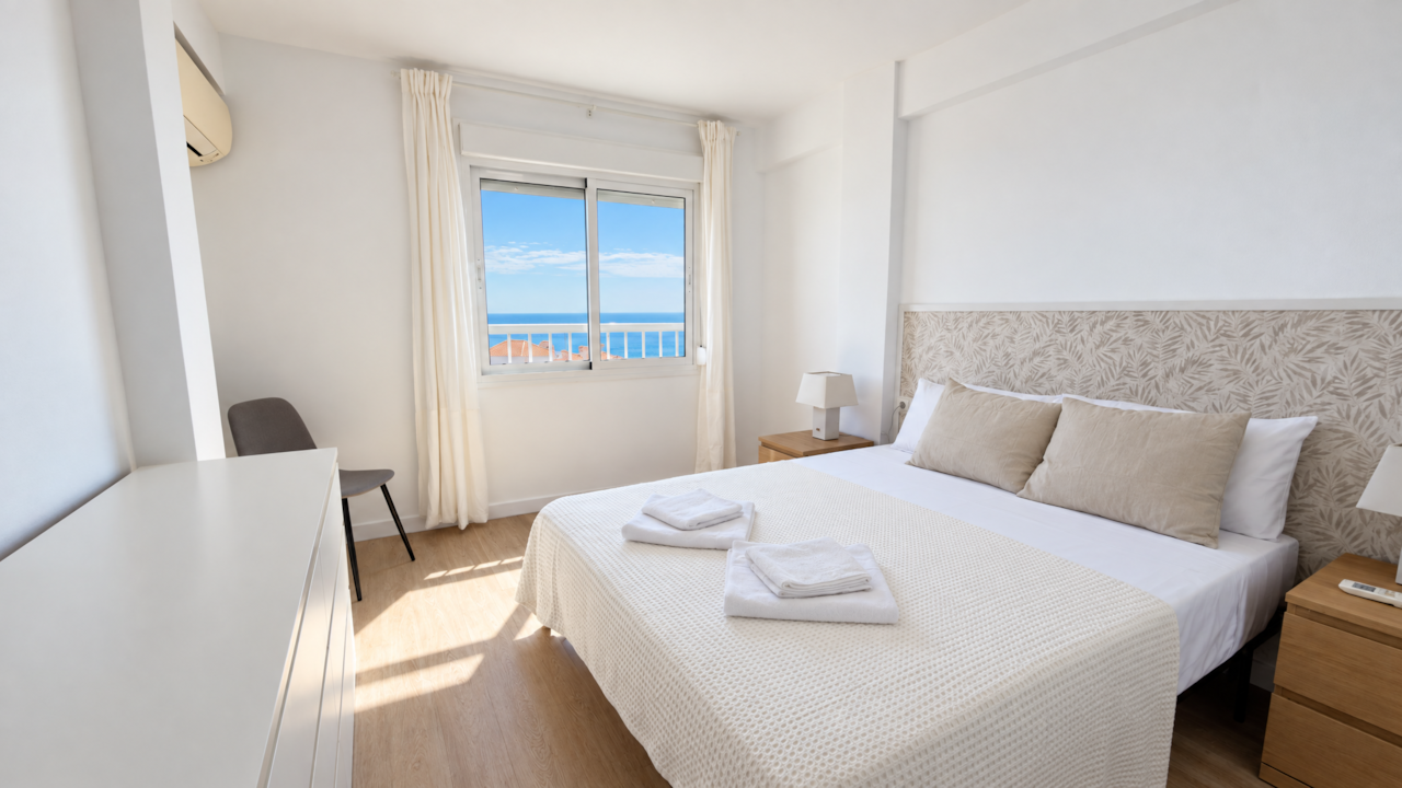 habitación principal con vistas al mar en apartamento reformado en el centro de nerja