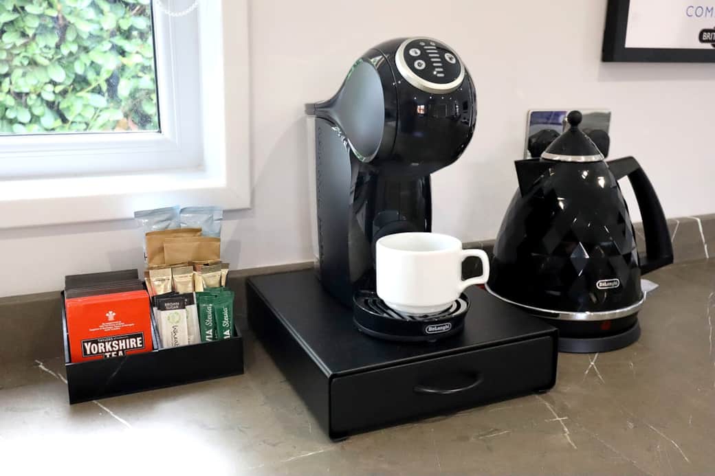 Té y café disponibles.