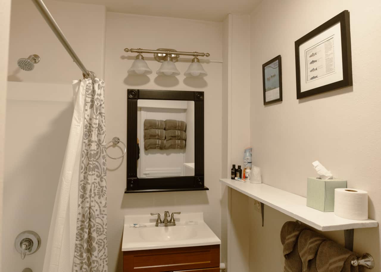 Catch and Rest Bathroom1