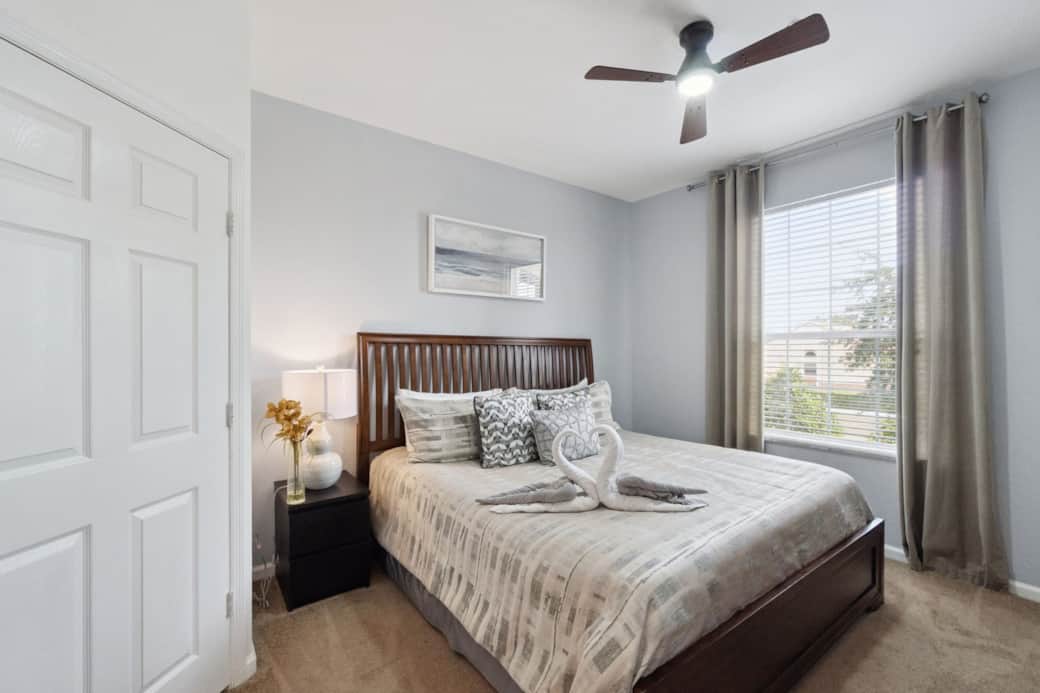 King size Master Bedroom - Disney Wonder 