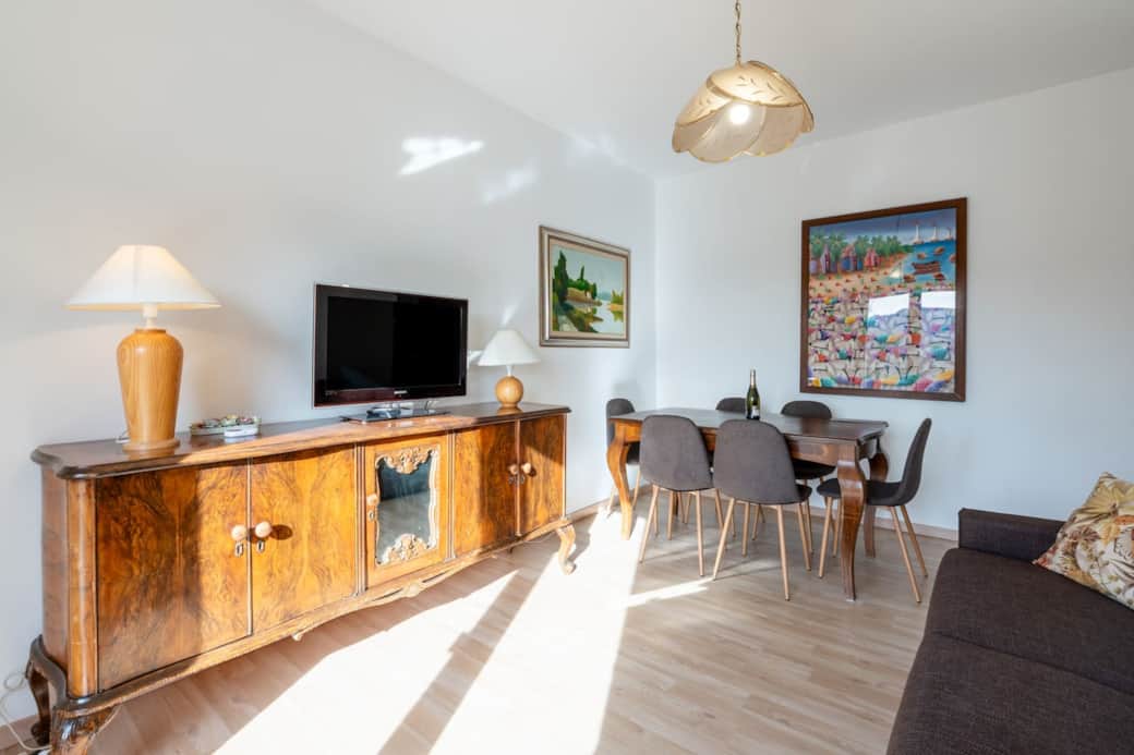 Luminoso soggiorno con divano letto, tv e tavolo da pranzo. Il cuore della casa dove passare bei momenti in compagnia