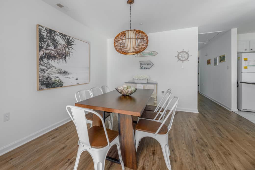 A spacious dining room with a table for 8! A spacious dining room with a table for 8!