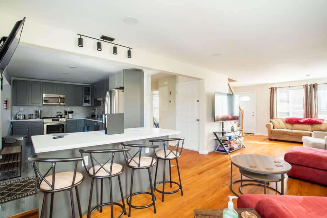 Large Living room with 2 couches and open kitchen