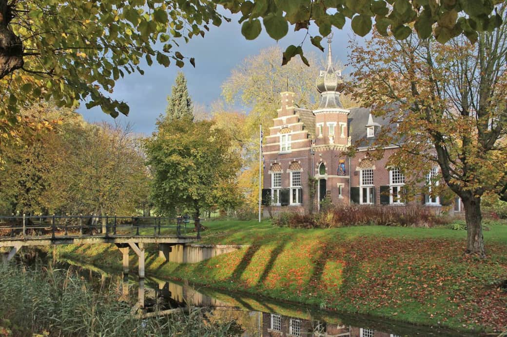 Let op: dit is Martenastate en dit is het uitzicht op 50 meter afstand. U slaapt niet in het kasteeltje.