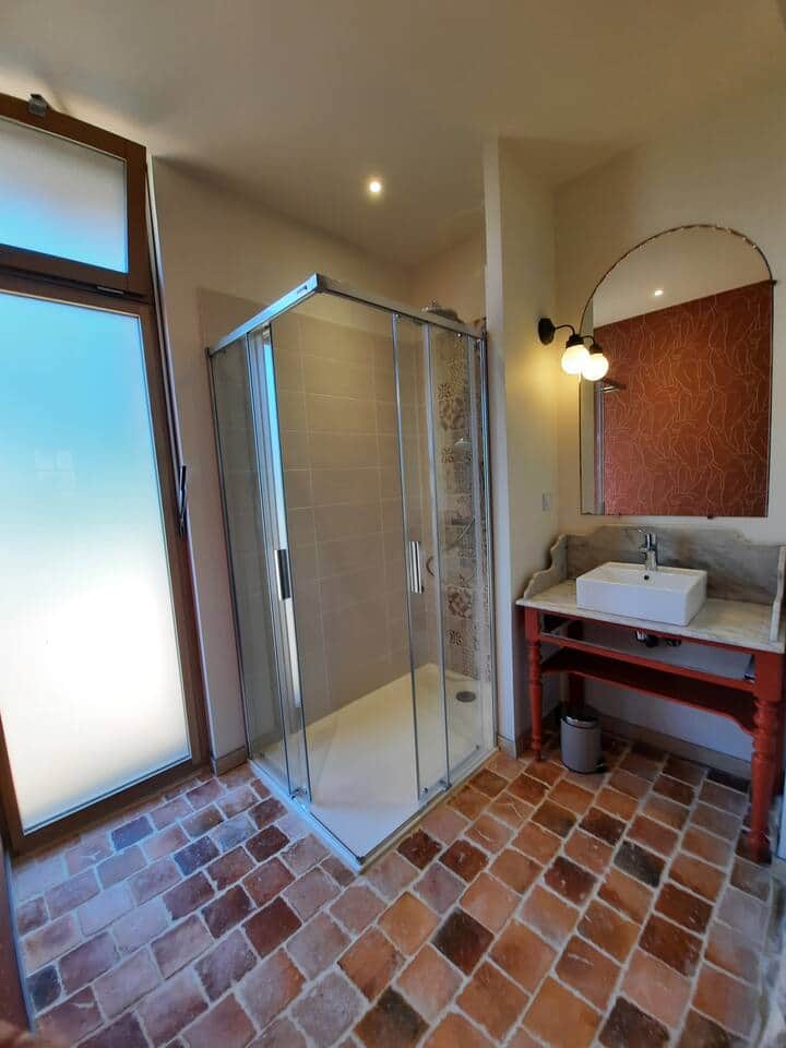 Salle d'eau attenante à la chambre du rez de chaussée