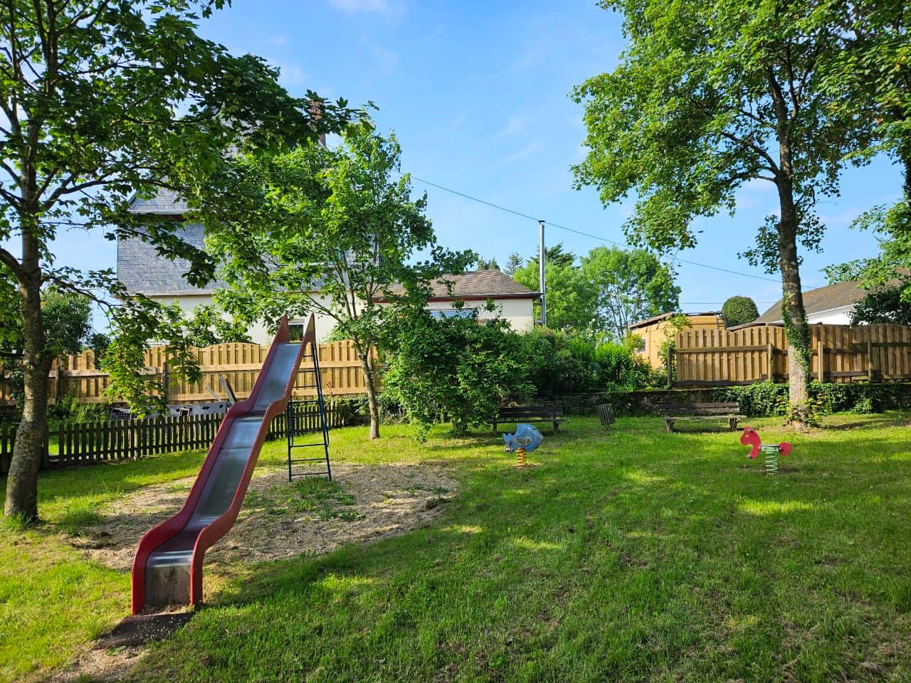 Garten, Terrasse und Spielplatz