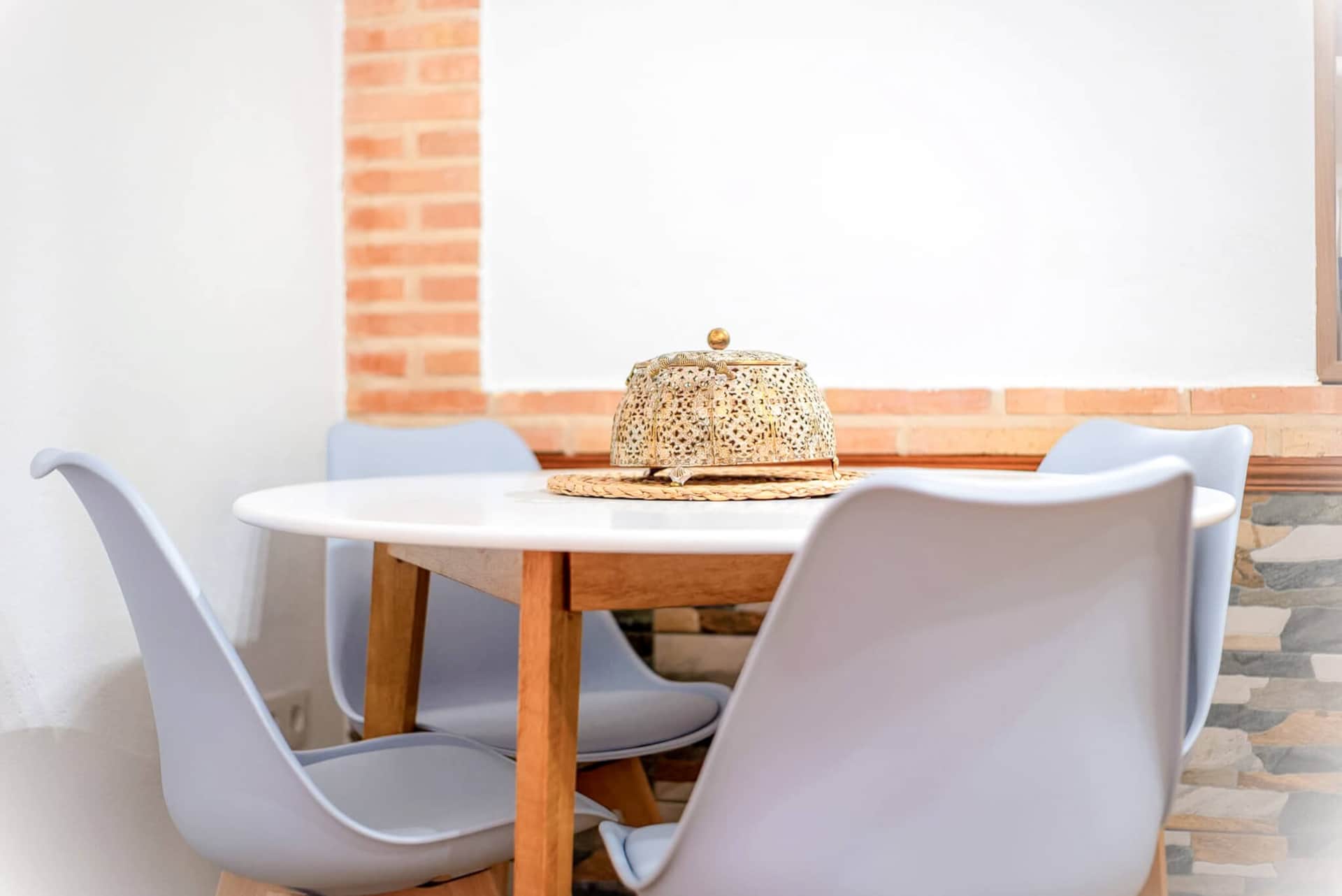 Comedor de La Casita de Ale en Polán con mesa redonda y sillas modernas