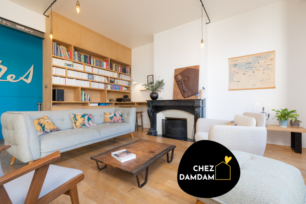 le salon et sa cheminée