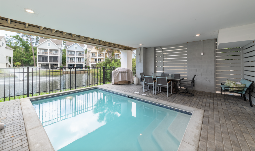 Private FREE Heated Pool Grill and FirePit Table! Private FREE Heated Pool Grill and FirePit Table!